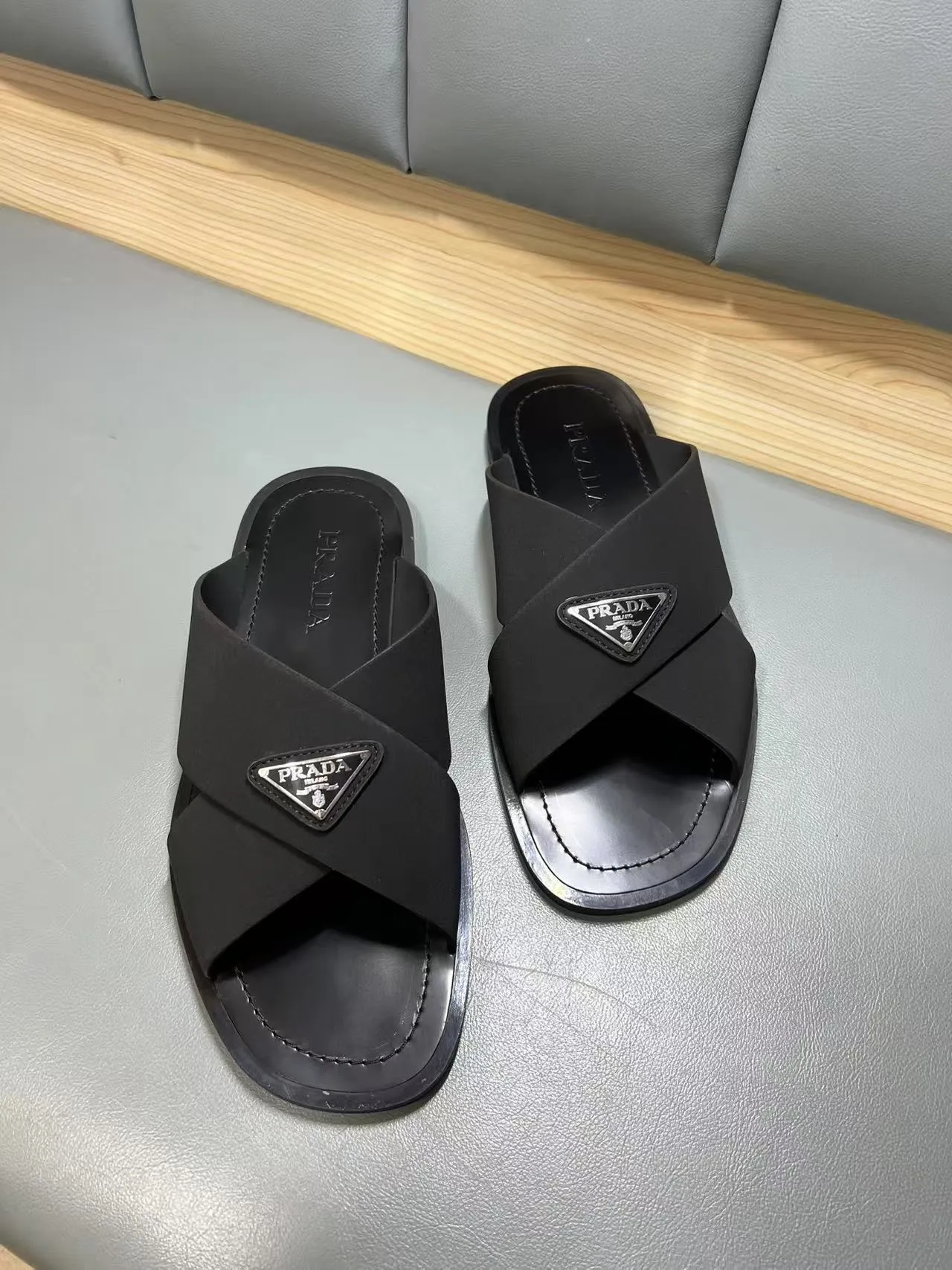 340💰PRADA Prada’s latest slippers are synchronized with the official website. This slipper is made of the brand’s unique and iconic Saffiano leather. The brand logo jumps out from the double straps, and the brand style is clearly visible. Cowhide gives men elegant charm and functional design, making it an ideal choice for vacation and leisure. Size:38-45